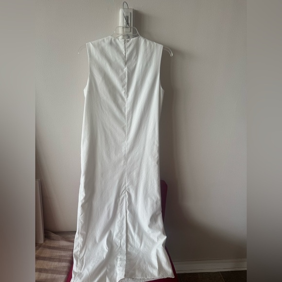 Elegant White Sleeveless Dress - Picture 7 of 12